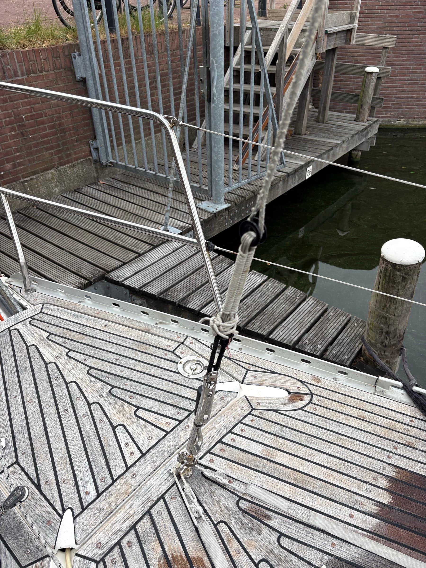 Deck and removable inner forestay