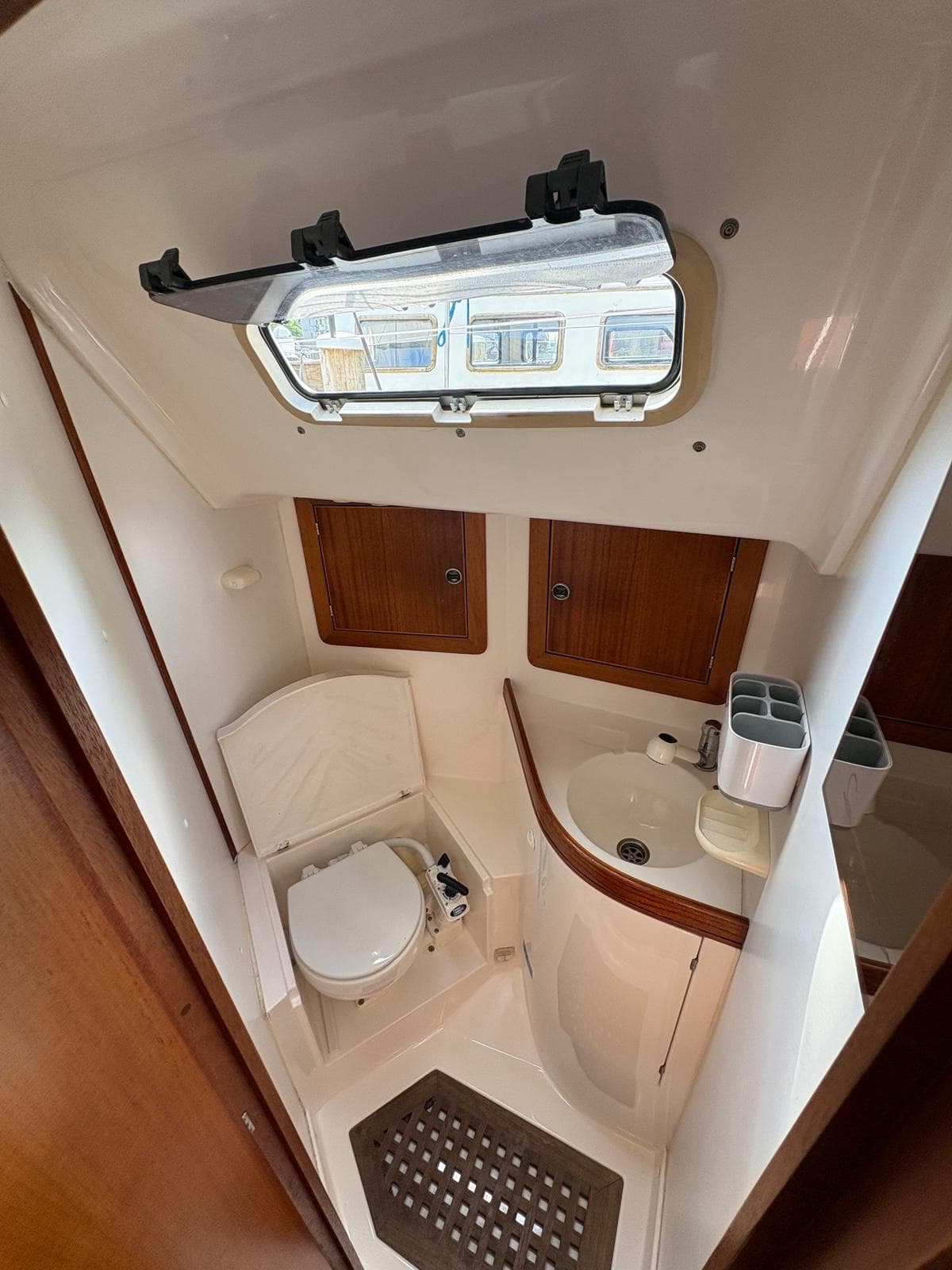 Bathroom and toilet compartment